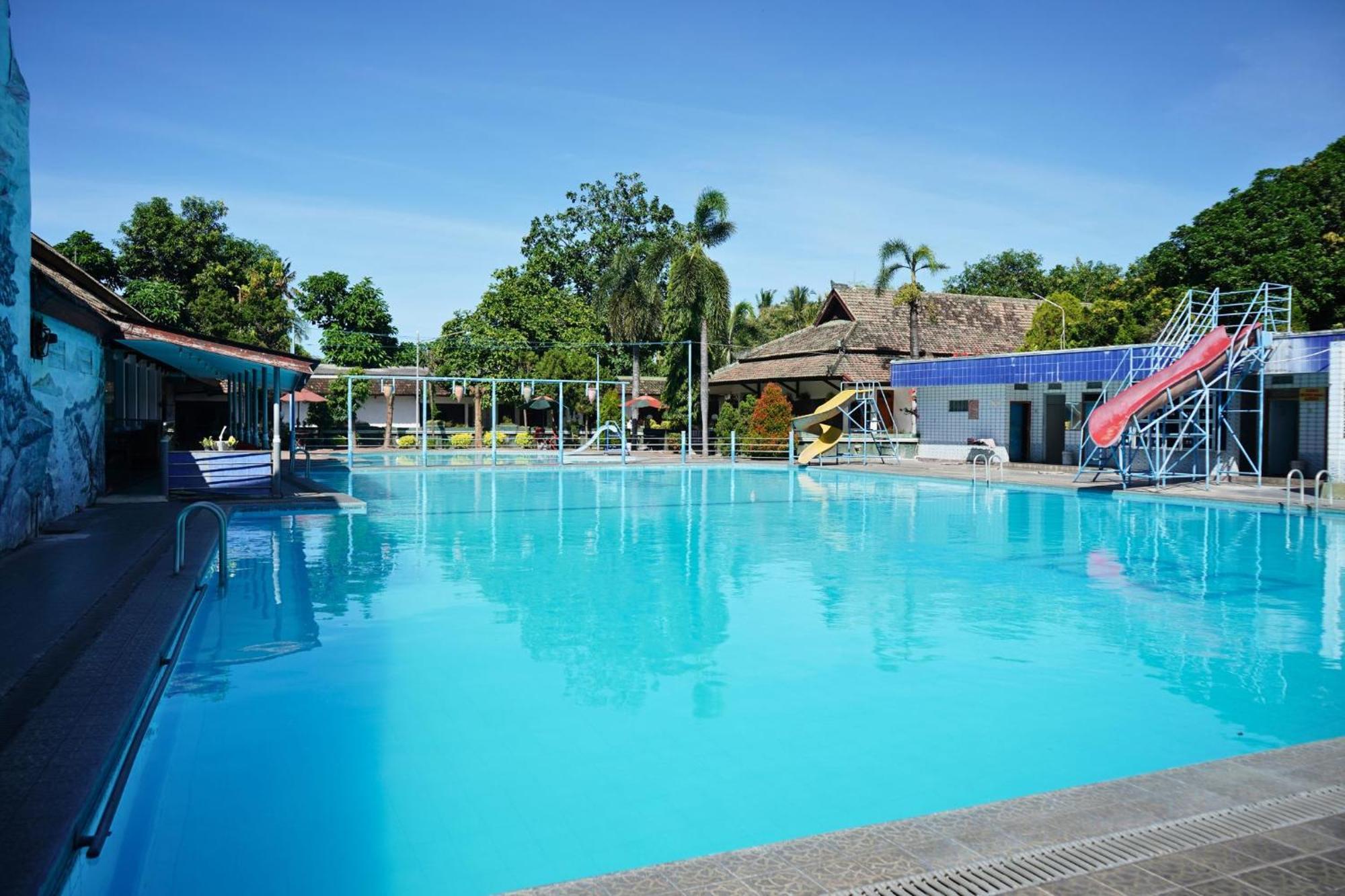 Berlian Abadi Hotel By Sinergi Banyuwangi  Exterior photo