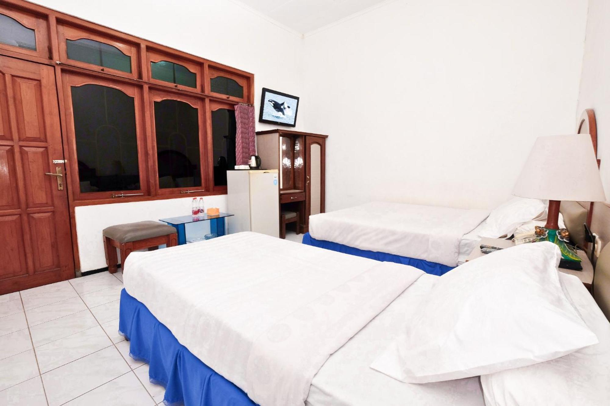 Berlian Abadi Hotel By Sinergi Banyuwangi  Exterior photo