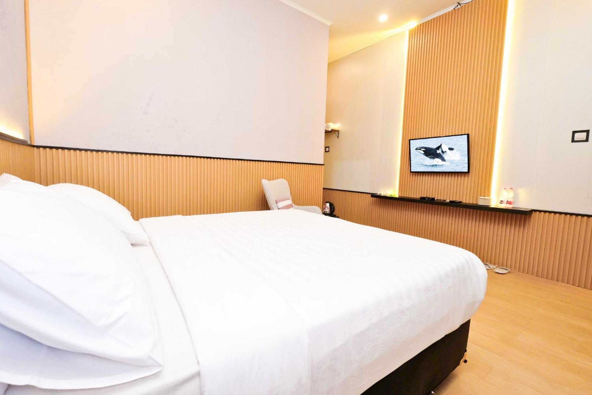 Berlian Abadi Hotel By Sinergi Banyuwangi  Exterior photo