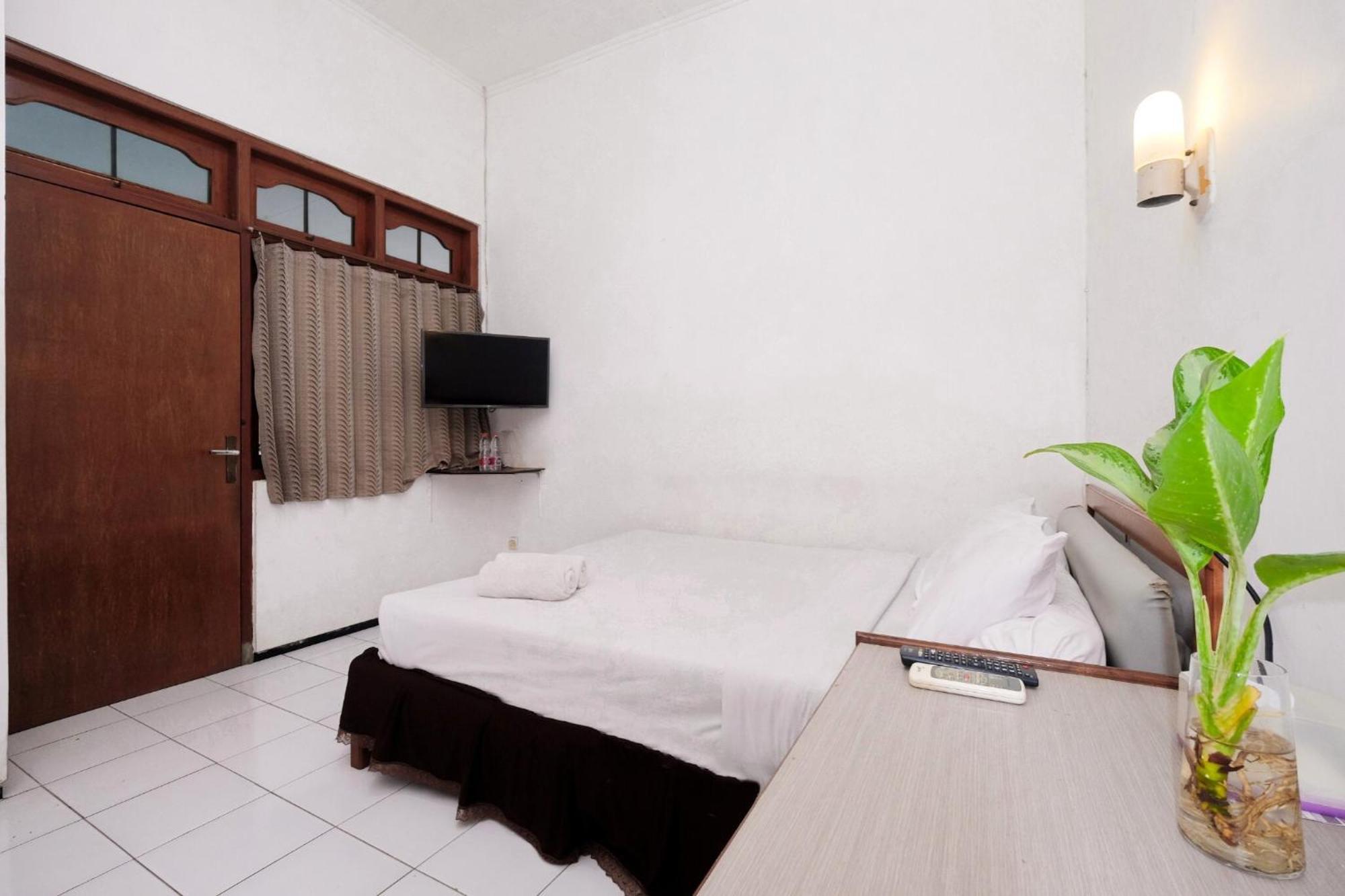 Berlian Abadi Hotel By Sinergi Banyuwangi  Exterior photo
