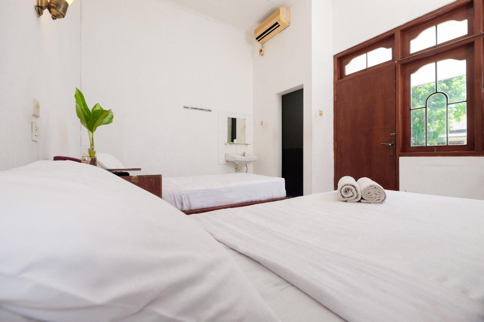 Berlian Abadi Hotel By Sinergi Banyuwangi  Exterior photo