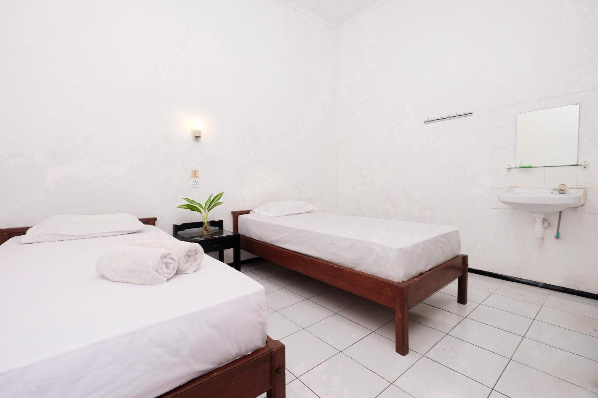 Berlian Abadi Hotel By Sinergi Banyuwangi  Exterior photo
